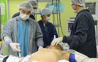 Chirurgai, atliekantys vyro varpos didinimo operaciją