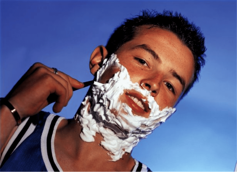 paauglys skutasi ir galvoja apie varpos padidėjimą