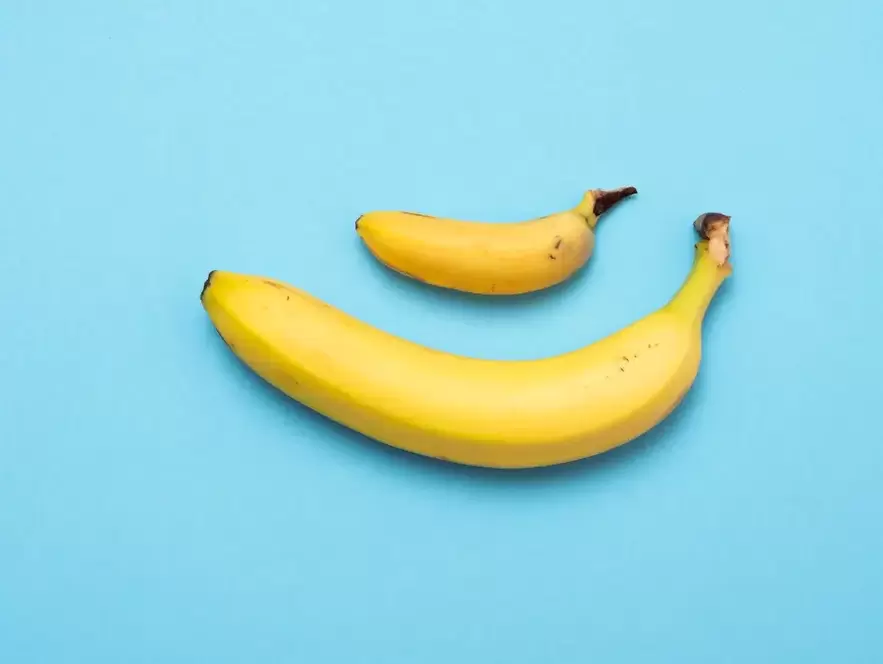 mažas ir padidintas penis su pompastika bananų pavyzdžiu